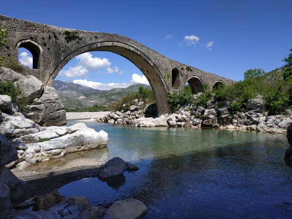 Полноводная река Кир в Албании