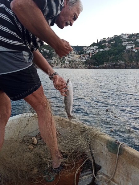 Рыбак вытаскивает сети